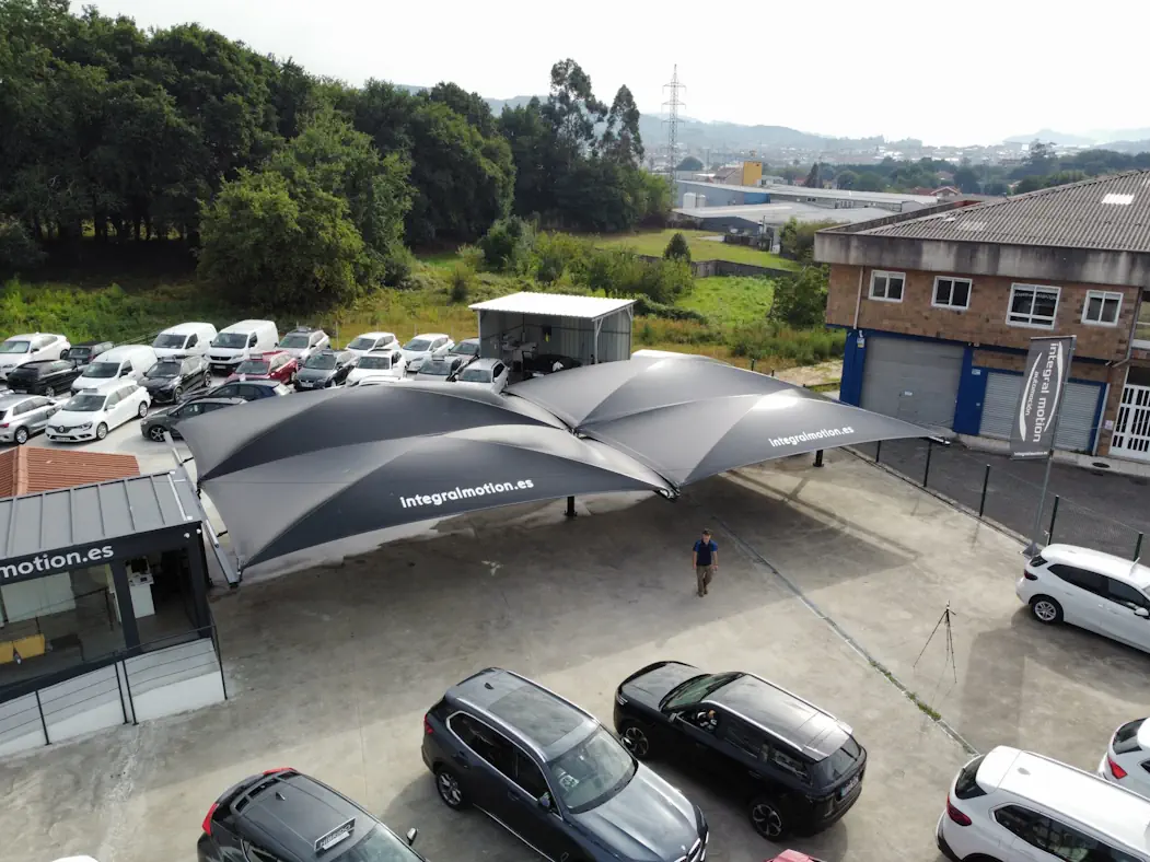 Marquesinas de lona en un espacio comercial, fotografía del álbum facilitado